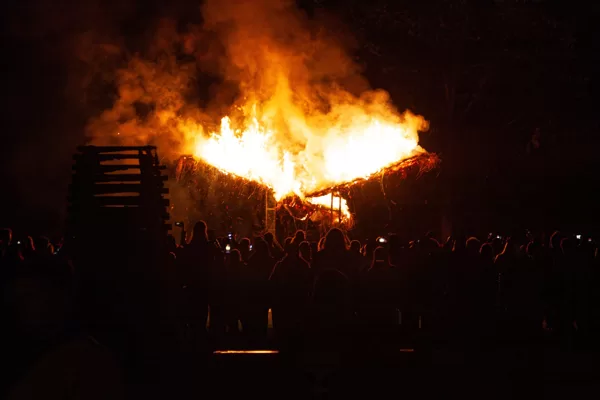 Zobens un Lemess, ugunsskulptura